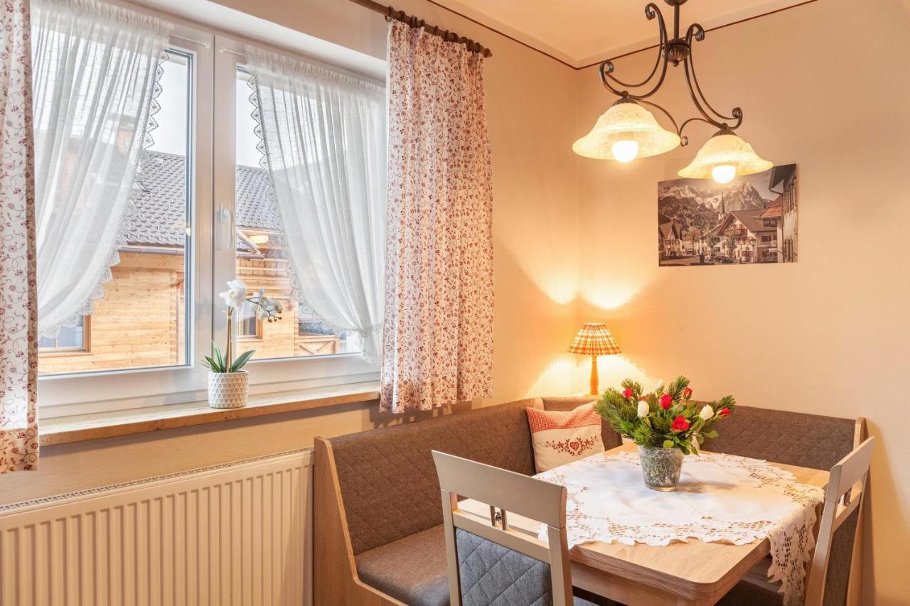 Ferienwohnung Waldruhe ガルミッシュ・パルテンキルヒェン エクステリア 写真