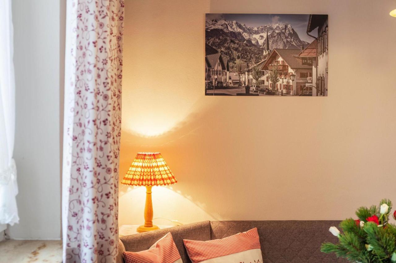 Ferienwohnung Waldruhe ガルミッシュ・パルテンキルヒェン エクステリア 写真